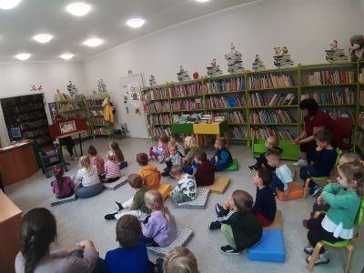 Przedszkolaki z Jedyneczki w bibliotece
